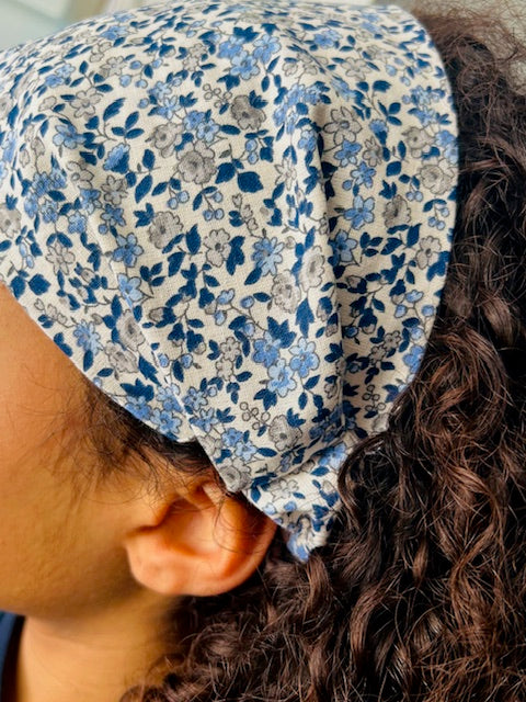 Fichu fleuri bleu et blanc – Accessoire cheveux fait main chic et intemporel
