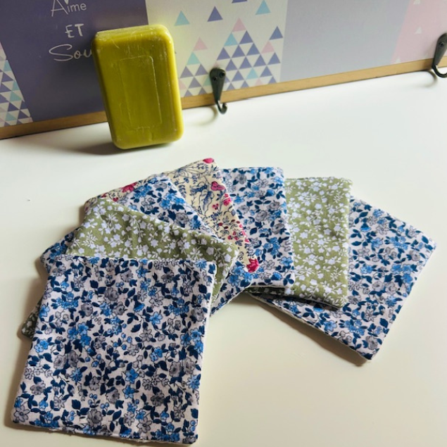Lingettes lavables artisanales présentées dans une salle de bain, alternative écologique au coton jetable
