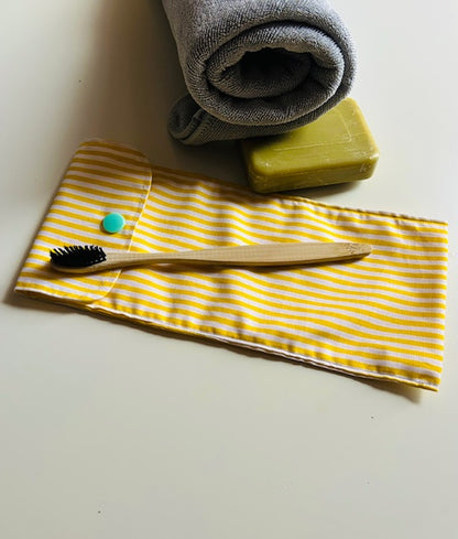 Détail extérieur étui brosse à dents blanc rayé jaune cousu main