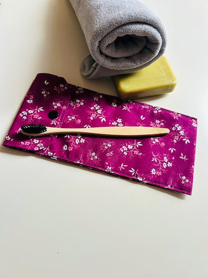 Détail couture extérieur étui brosse à dents violet fleuri