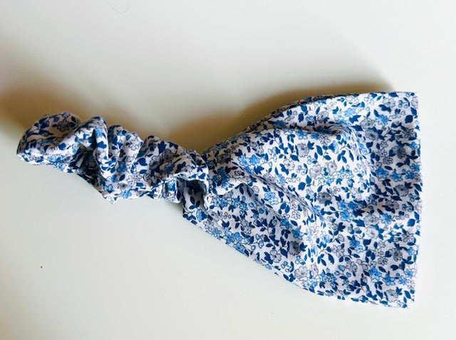 Fichu fleuri bleu et blanc – Accessoire cheveux fait main chic et intemporel