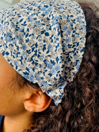 Fichu fleuri bleu et blanc – Accessoire cheveux fait main chic et intemporel