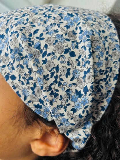 Fichu fleuri bleu et blanc – Accessoire cheveux fait main chic et intemporel