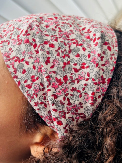 Fichu fleuri rouge et rose fait main vibrant et tendance