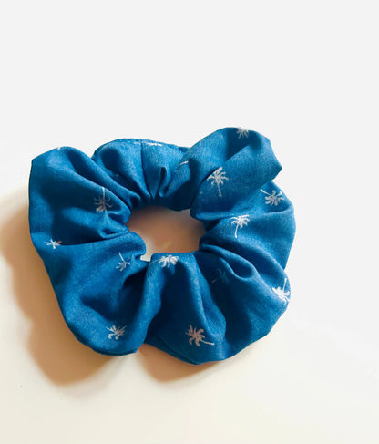 Chouchou bleu effet jean fait main – accessoire textile artisanal France