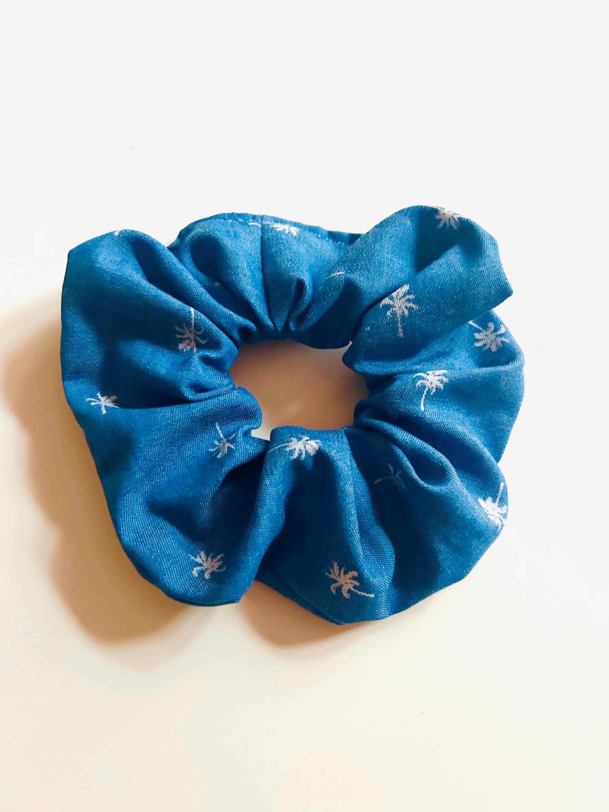 Chouchou tissu bleu effet jean cousu main – création artisanale française