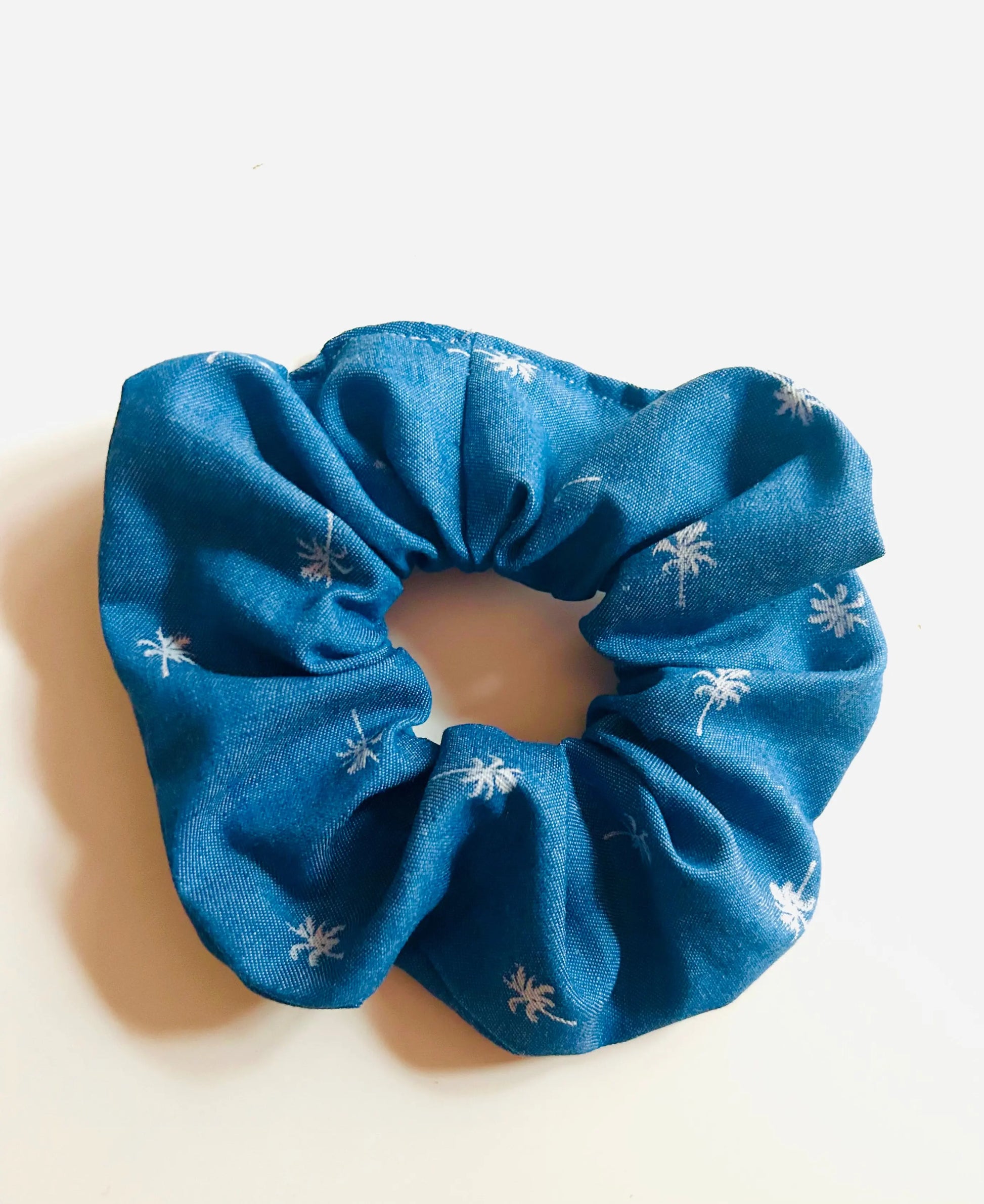 Chouchou bleu effet jean fait main – accessoire cheveux artisanal France