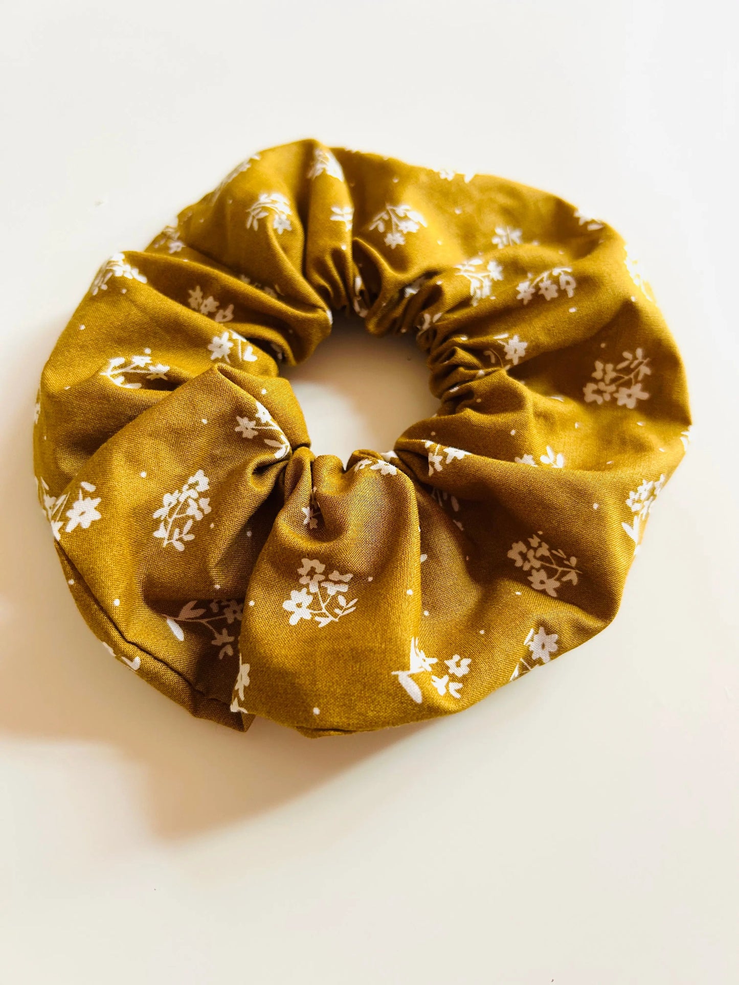 Chouchou fleuri beige fait main – accessoire cheveux artisanal France