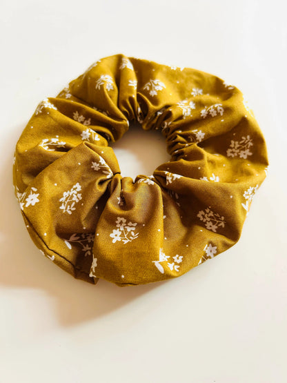 Chouchou fleuri beige fait main – accessoire cheveux artisanal France