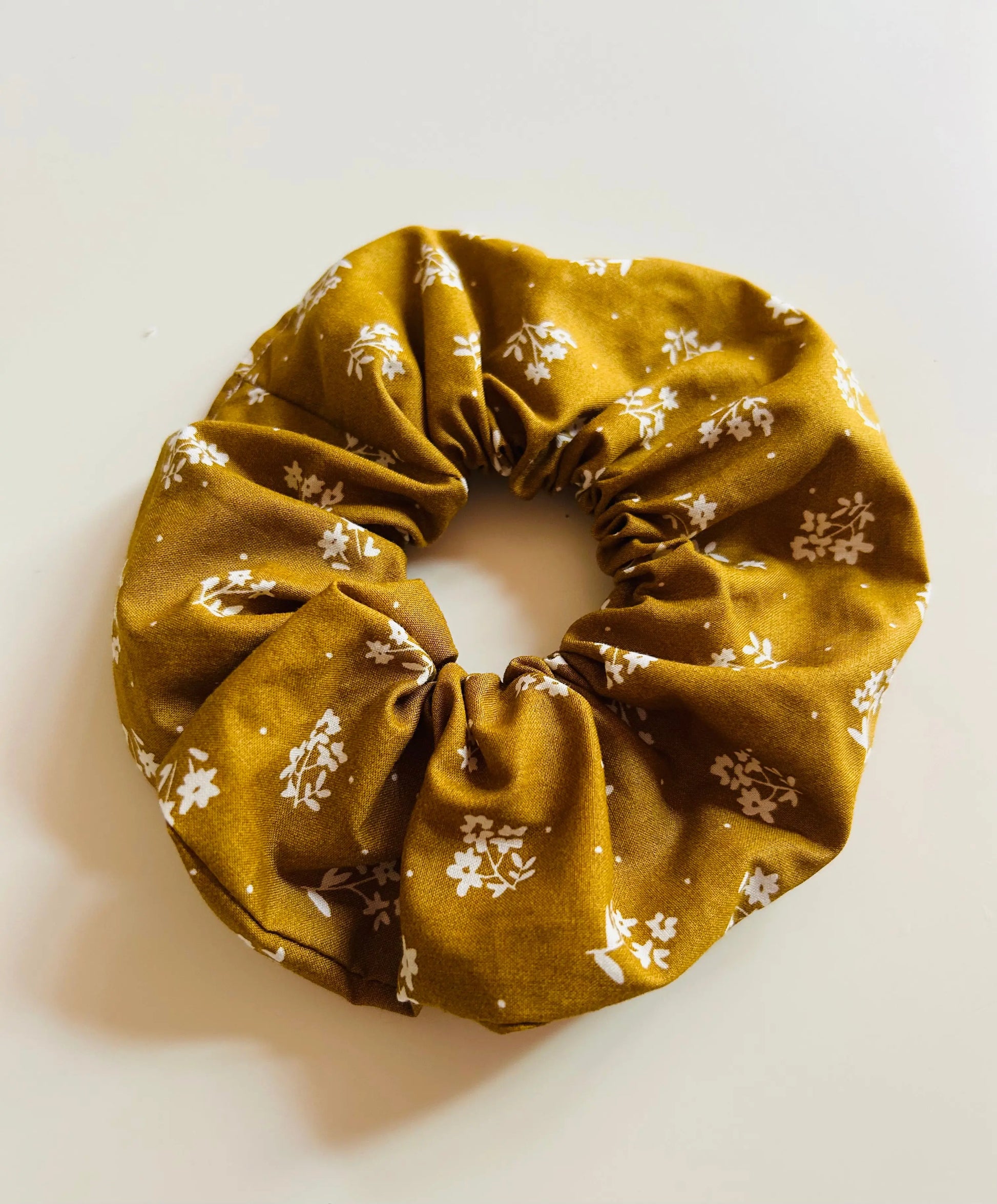 Chouchou tissu fleuri beige cousu main – création artisanale française