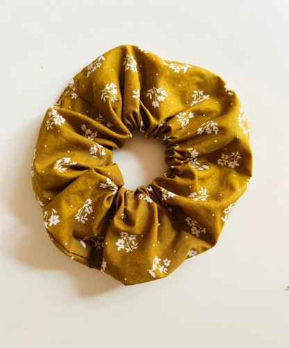 Chouchou fleuri fait main – accessoire textile cheveux création France