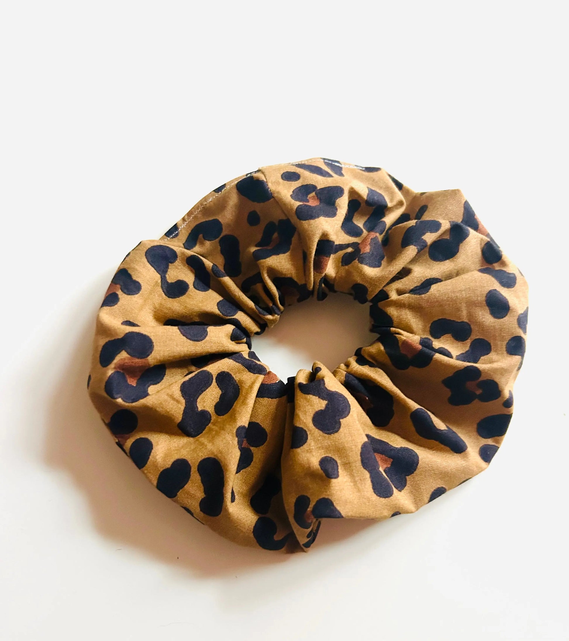 Chouchou tissu motif léopard cousu main – création artisanale française