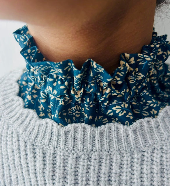 Col amovible bleu marine à fleurs beige fait main – accessoire textile artisanal France