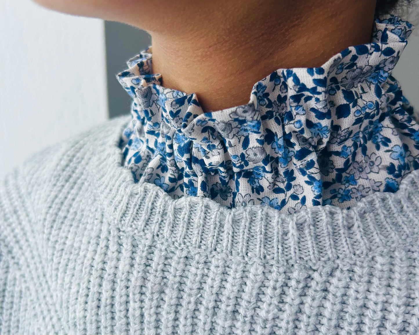 Col amovible fleuri bleu et blanc fait main – accessoire textile artisanal France