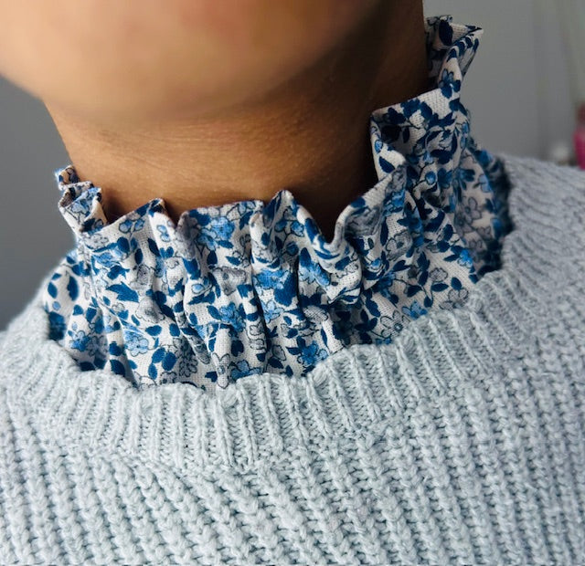 Col amovible fleuri bleu et blanc – accessoire fait main France