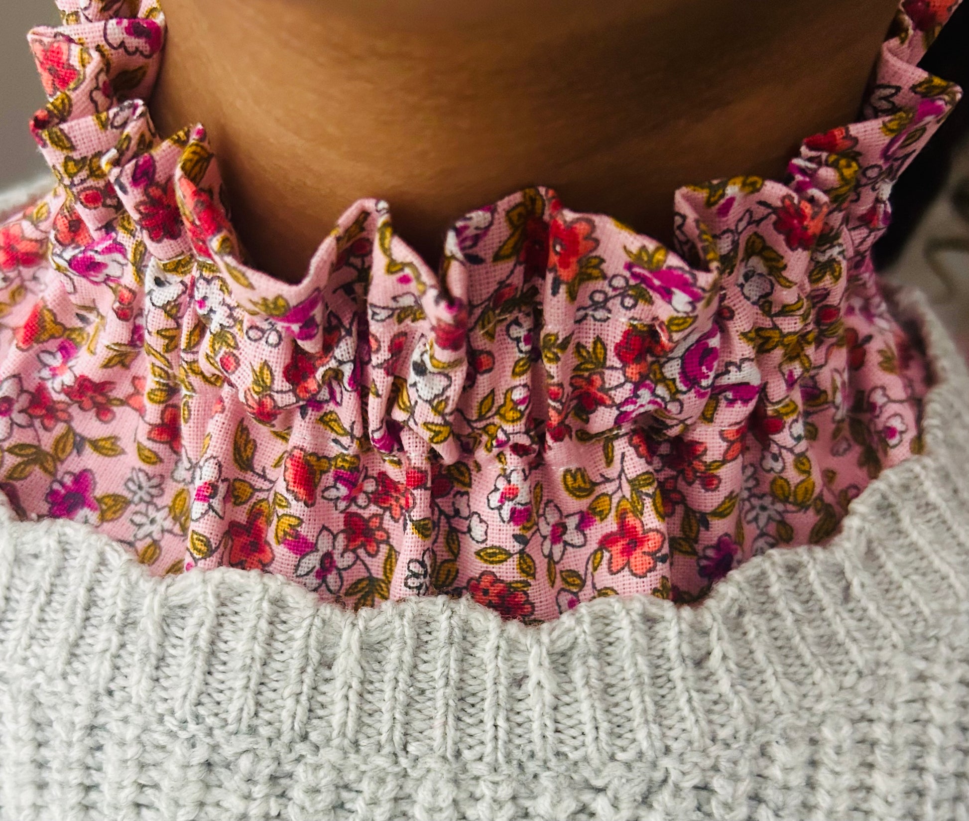 Col amovible motif fleuri rose et vert – accessoire fait main France