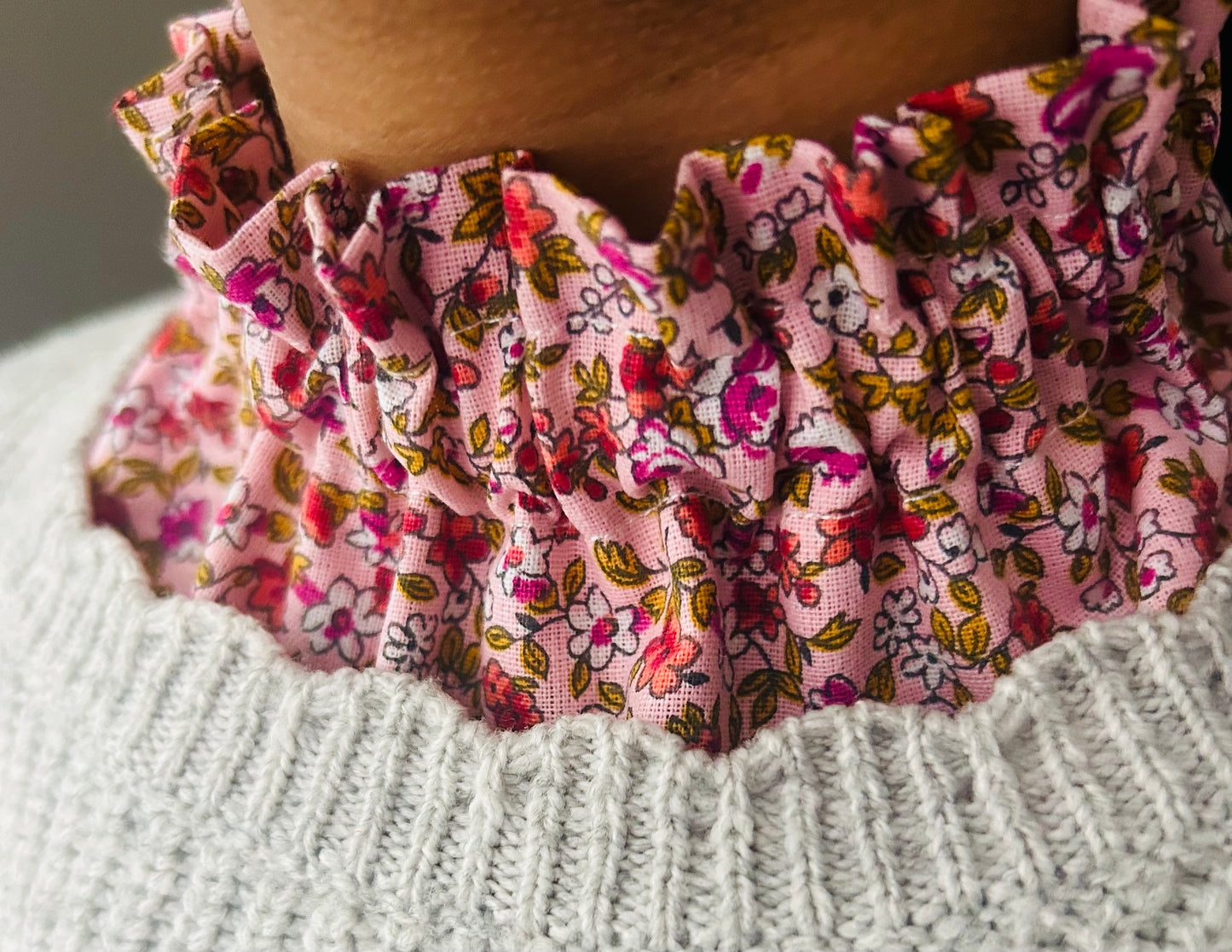 Col amovible fleuri rose et vert cousu main – création artisanale France