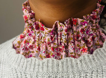 Col amovible fleuri rose et vert fait main – accessoire textile artisanal France