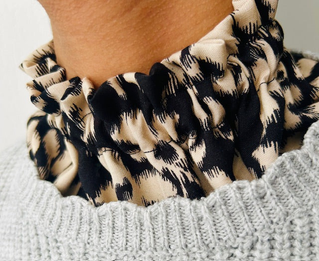 Col amovible noir fleuri or cousu main – création artisanale France