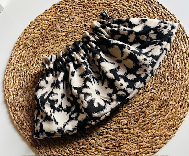 Col amovible noir motif fleuri or fait main – accessoire textile artisanal France