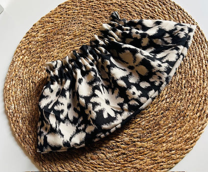 Col amovible noir motif fleuri or fait main – accessoire textile artisanal France