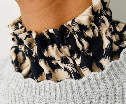 Col amovible noir fleuri or – accessoire fait main France