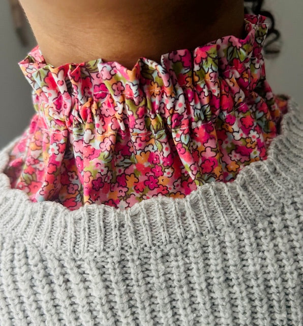 Col amovible Victorien Liberty fleuri fait main – accessoire textile artisanal France