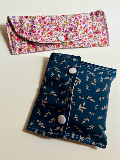 Duo étui rose fleuri et porte-savon bleu marine