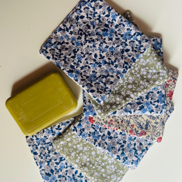 Détail d'une lingette lavable en tissu fleuri pour un démaquillage zéro déchet