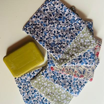 Détail d'une lingette lavable en tissu fleuri pour un démaquillage zéro déchet