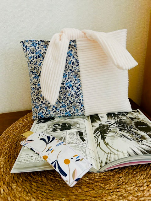 Pochette à livre en velours côtelé et tissu fleuri fait main MSAtelier2C vue de face