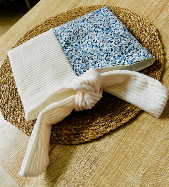 Détail tissu fleuri pochette à livre velours côtelé artisanale MSAtelier2C