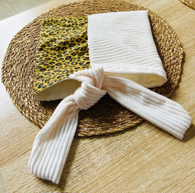 Détail velours léopard pochette livre artisanale