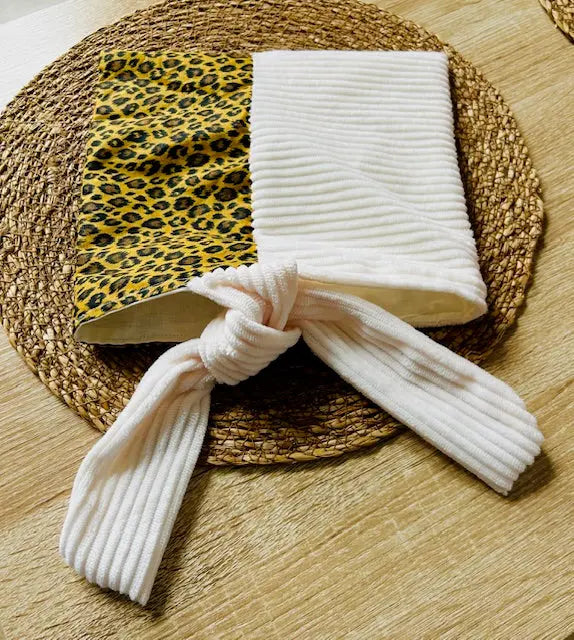 Pochette à livre velours côtelé élégante et motif léopard protectrice fait main