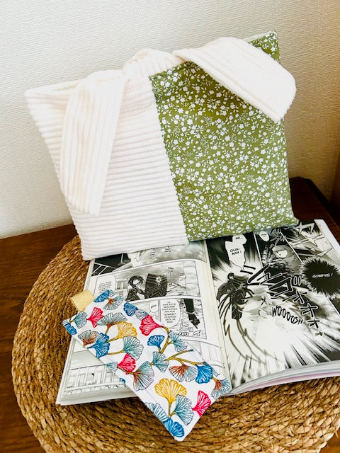 Pochette à livre velours et tissu à fleurs blanches fait main MSAtelier2C