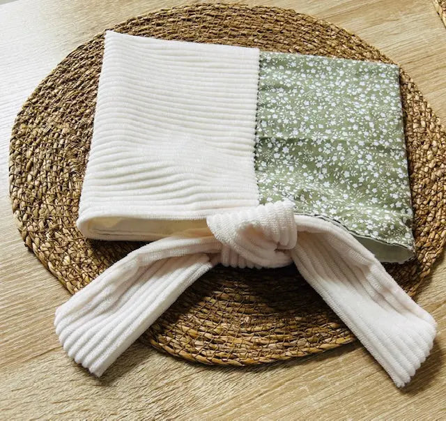 Détail fleurs blanches pochette livre artisanale élégante