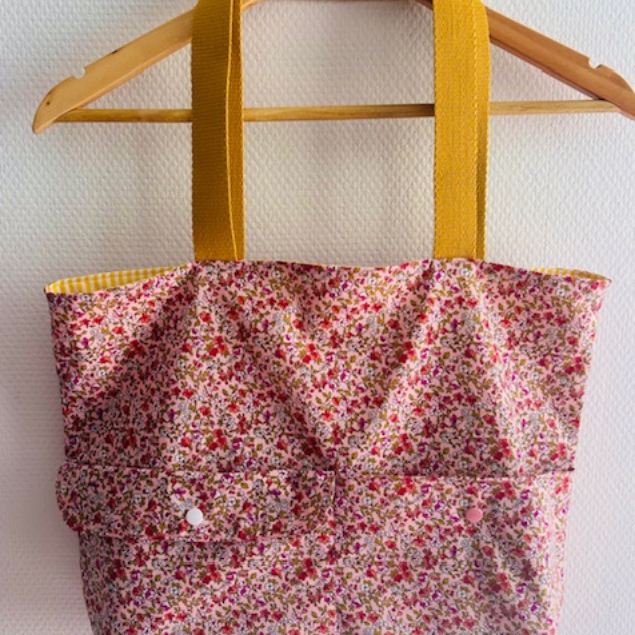 Tote bag en tissu imprimé fleuri rose et anses jaune, création artisanale MSAtelier2C