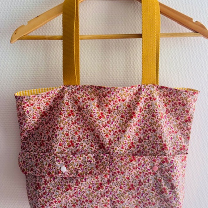 Tote bag en tissu imprimé fleuri rose et anses jaune, création artisanale MSAtelier2C