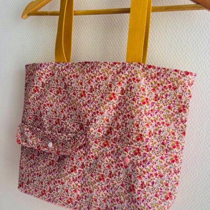 Zoom sur les deux grandes poches extérieures du tote bag fleuri pour un rangement facile